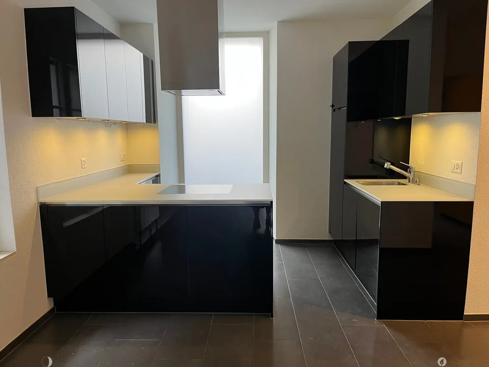 Renovierte 2.5-Zimmer-Altbauwohnung / Appartement rénové de 2,5 pièces – Foto 3 von 9