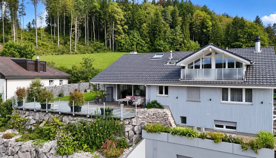 WOHNEN ÜBER DEN DINGEN – grosszügiges Anwesen mit Pool in Madetswil – Foto 3 von 19
