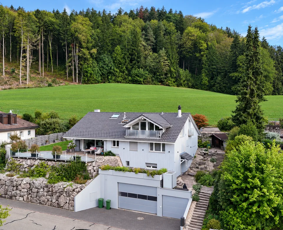WOHNEN ÜBER DEN DINGEN – grosszügiges Anwesen mit Pool in Madetswil – Foto 2 von 19