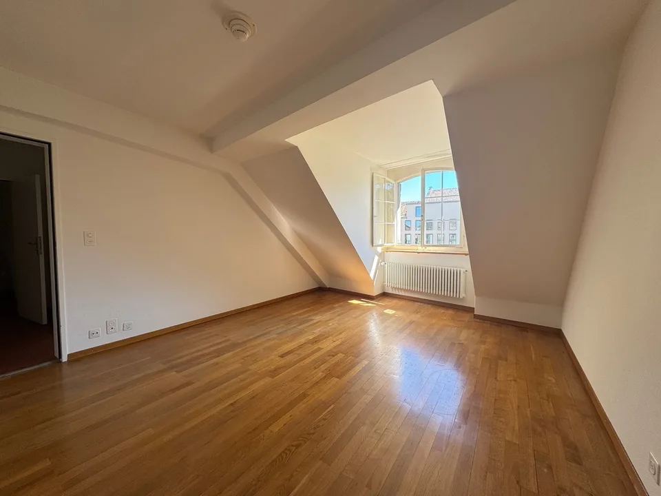 Charmante 3.5-Zimmer-Dachwohnung mitten in der Zürcher Altstadt – Foto 6 von 15