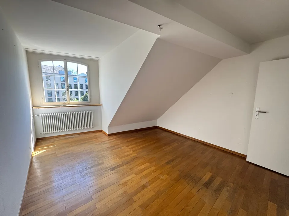 Charmante 3.5-Zimmer-Dachwohnung mitten in der Zürcher Altstadt – Foto 4 von 15