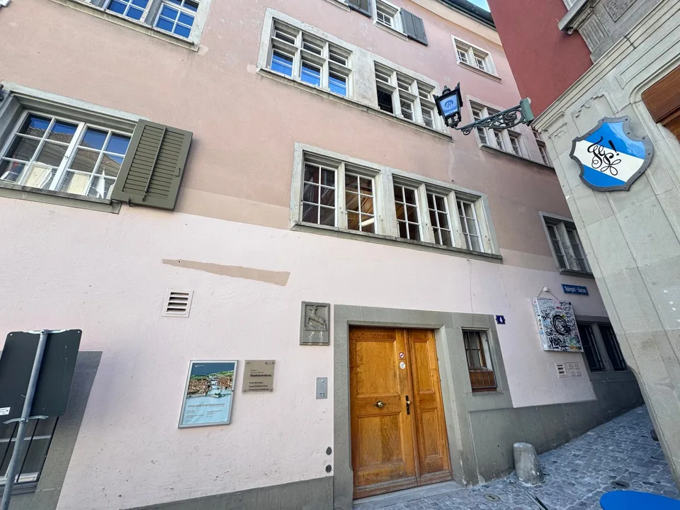 Charmante 3.5-Zimmer-Dachwohnung mitten in der Zürcher Altstadt – Foto 2 von 15