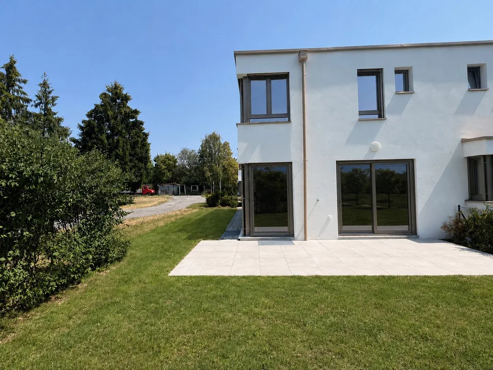 Moderne Neuvilla mit Garten - sofort verfügbar – Foto 2 von 17