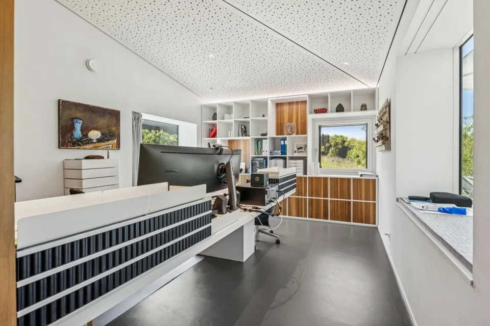 Villa im modernen Architekturstil in einem bevorzugten Umfeld – Foto 9 von 12