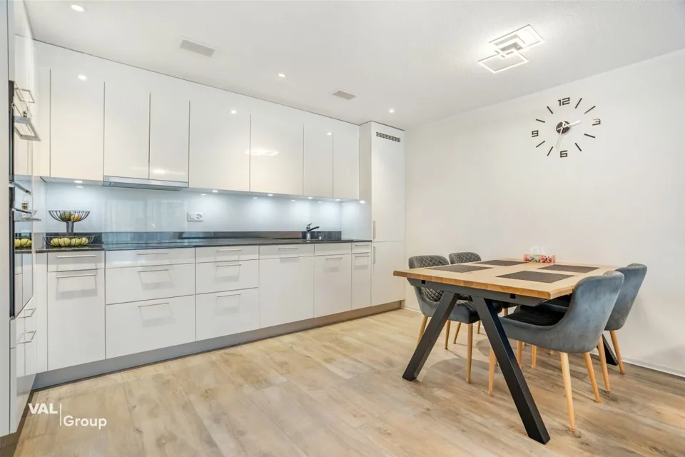 Neuwertige, helle Wohnung mit grosszügiger privater Grünfläche – Foto 2 von 18