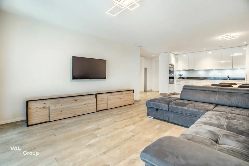 Neuwertige, helle Wohnung mit grosszügiger privater Grünfläche – Foto 3 von 18