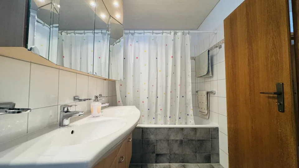 Casa unifamiliare di 5 locali con garage, cortile, balcone, giardino e bella vista – foto 11 di 28