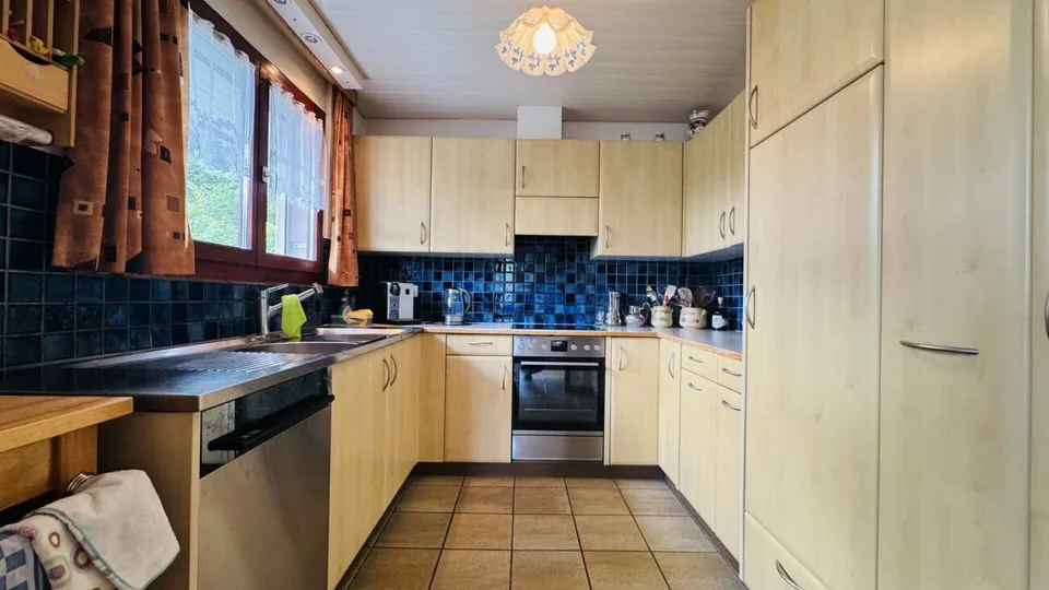 Casa unifamiliare di 5 locali con garage, cortile, balcone, giardino e bella vista – foto 6 di 28