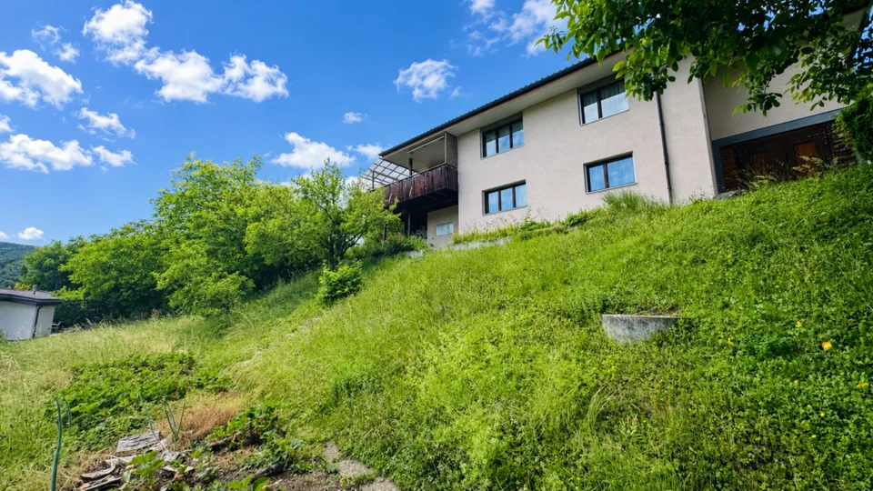 Casa unifamiliare di 5 locali con garage, cortile, balcone, giardino e bella vista – foto 22 di 28