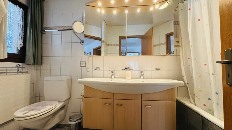 Casa unifamiliare di 5 locali con garage, cortile, balcone, giardino e bella vista – foto 10 di 28
