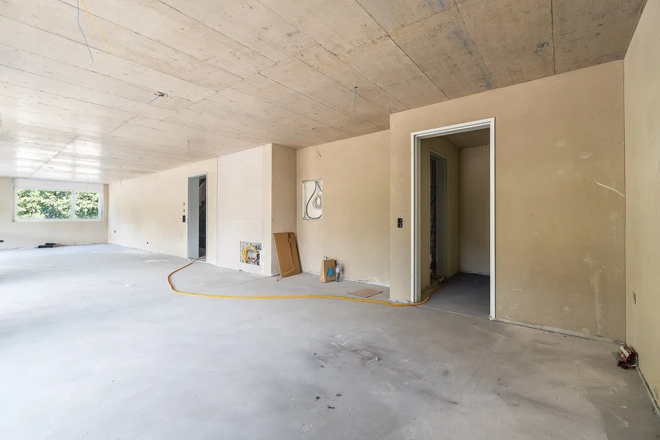 Espace commercial inondé de lumière au 1er étage - aménagement intérieur par le locataire – photo 7 sur 8