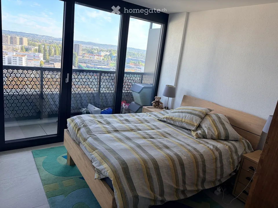 Spacious 4.5-room apartment with a far-reaching view – 5 minutes to Stettbach train station