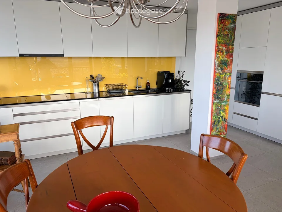 Spacious 4.5-room apartment with a far-reaching view – 5 minutes to Stettbach train station