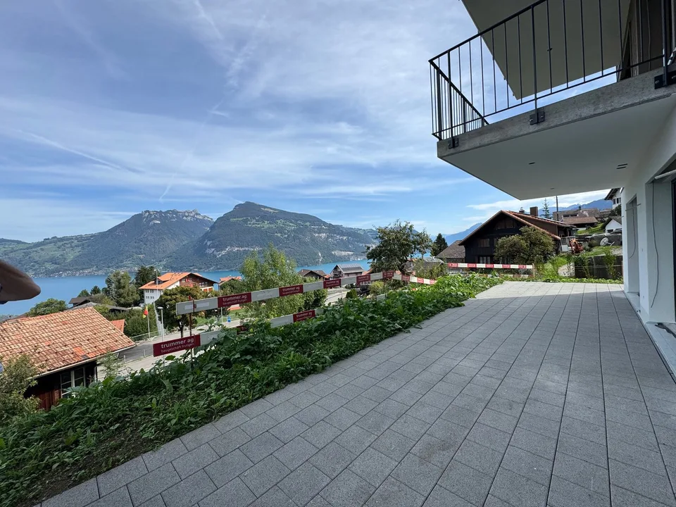 Vue imprenable sur le lac de Thoune, terrasse spacieuse (environ 30 m²), première occupation dans un immeuble neuf avec quatre unités – photo 10 sur 16