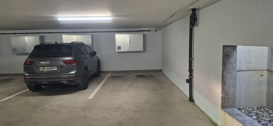 Place de stationnement auto à la Kreuzgasse 63b/c – photo 2 sur 2