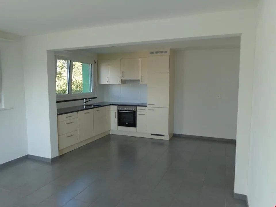 Beautifully renovated 3.5-room apartment with balcony and shared garden – photo 2 of 6
