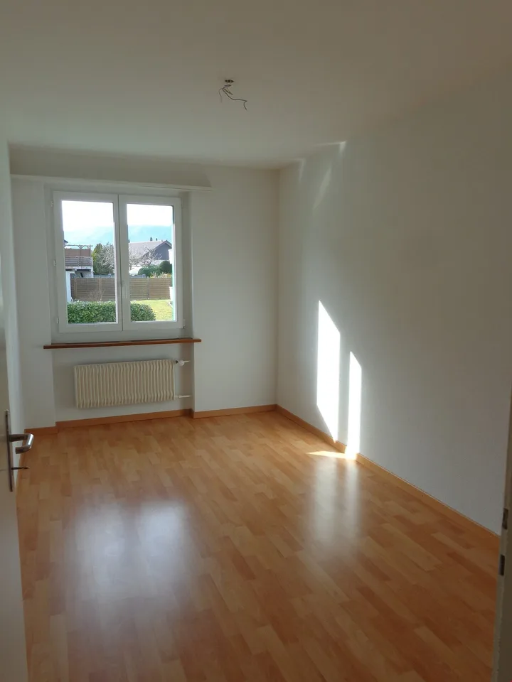 Beautifully renovated 3.5-room apartment with balcony and shared garden – photo 6 of 6