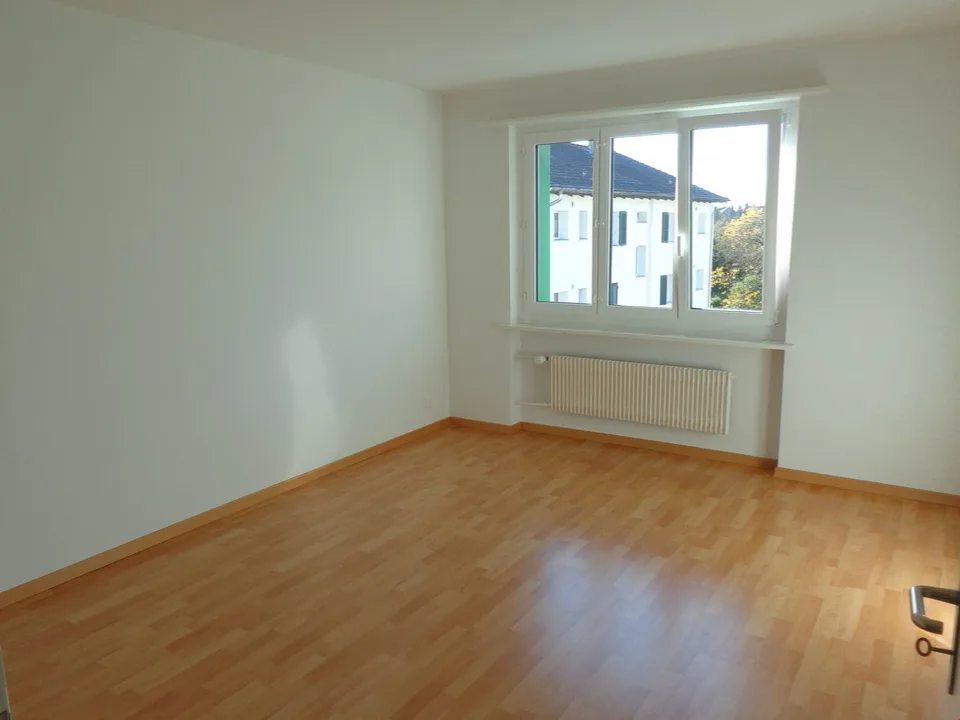 Beautifully renovated 3.5-room apartment with balcony and shared garden – photo 5 of 6