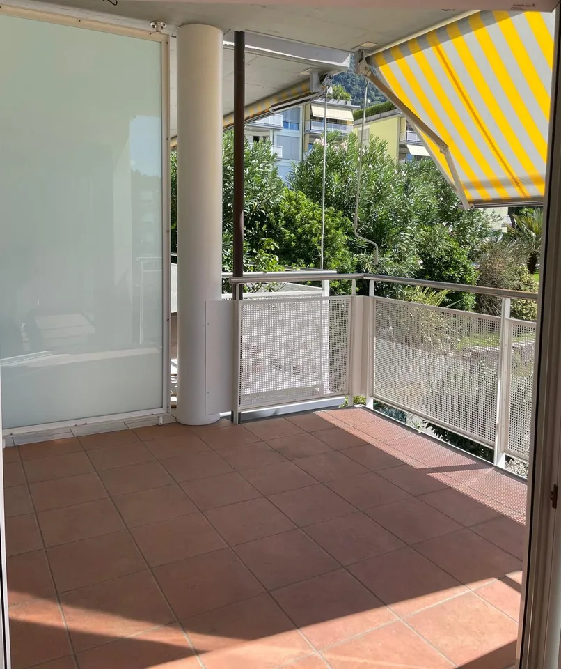Pregassona – luminoso appartamento di 1 locale con ampio balcone e piscina – foto 5 di 17