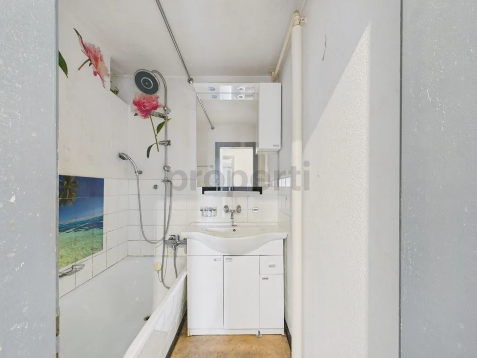 Light-filled living with balcony and far-reaching views – photo 6 of 12
