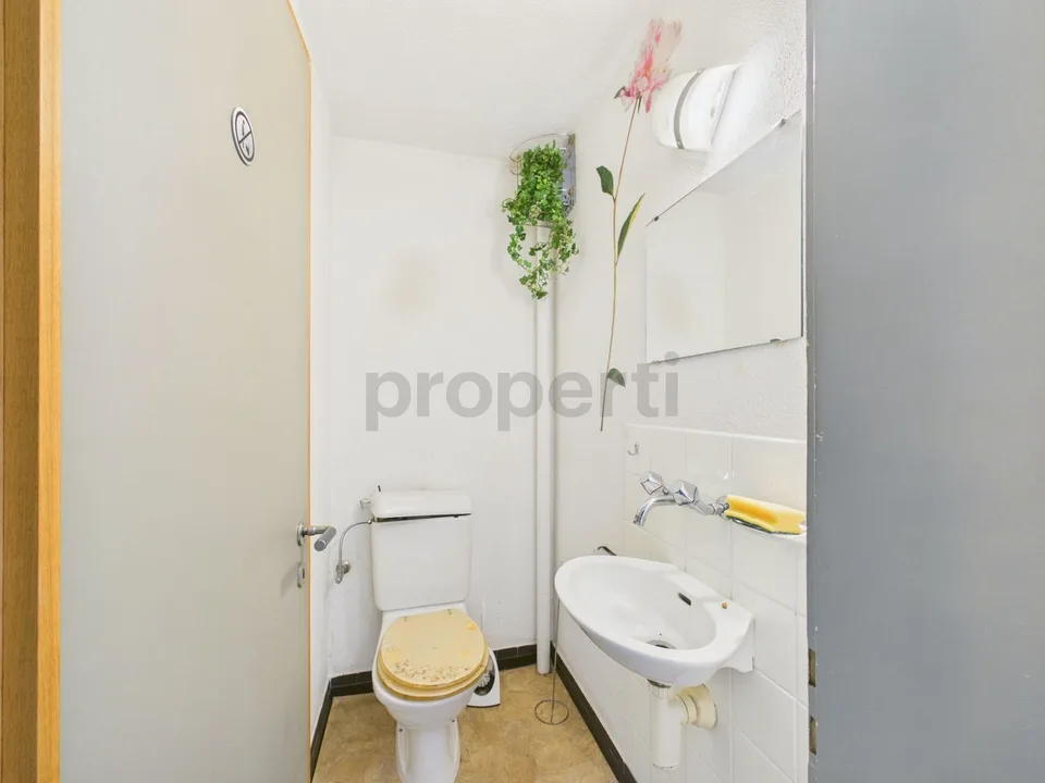 Light-filled living with balcony and far-reaching views – photo 7 of 12