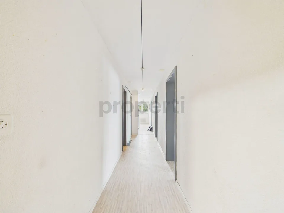 Light-filled living with balcony and far-reaching views – photo 8 of 12