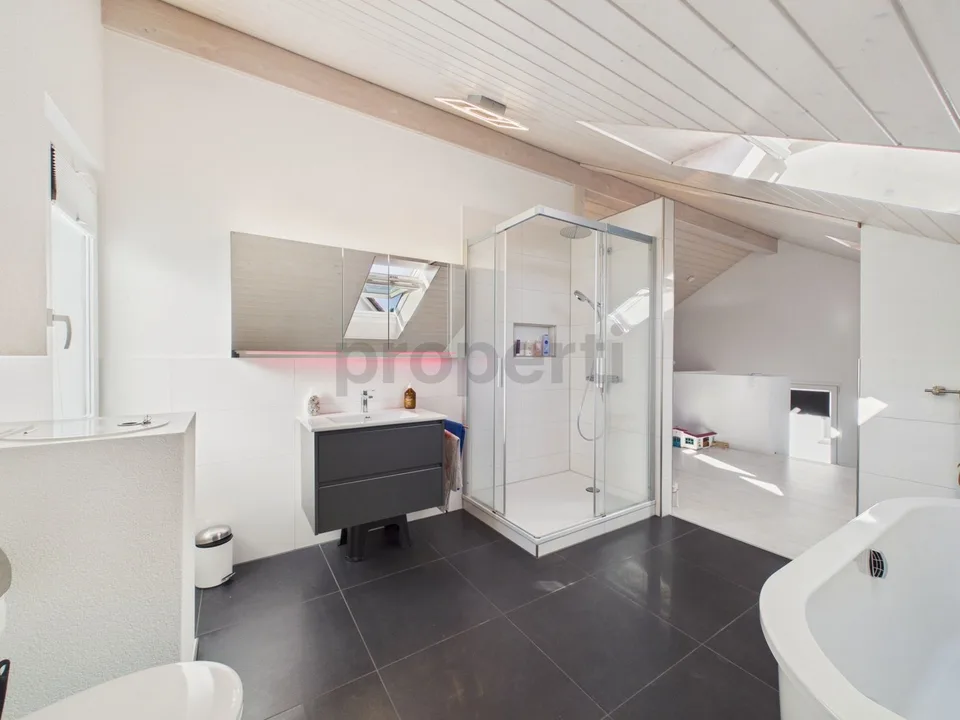 RÉSERVÉ Maison individuelle dépendante de 2012 : Chauffage par le sol modulaire, 5 chambres et jardin ensoleillé – photo 8 sur 13
