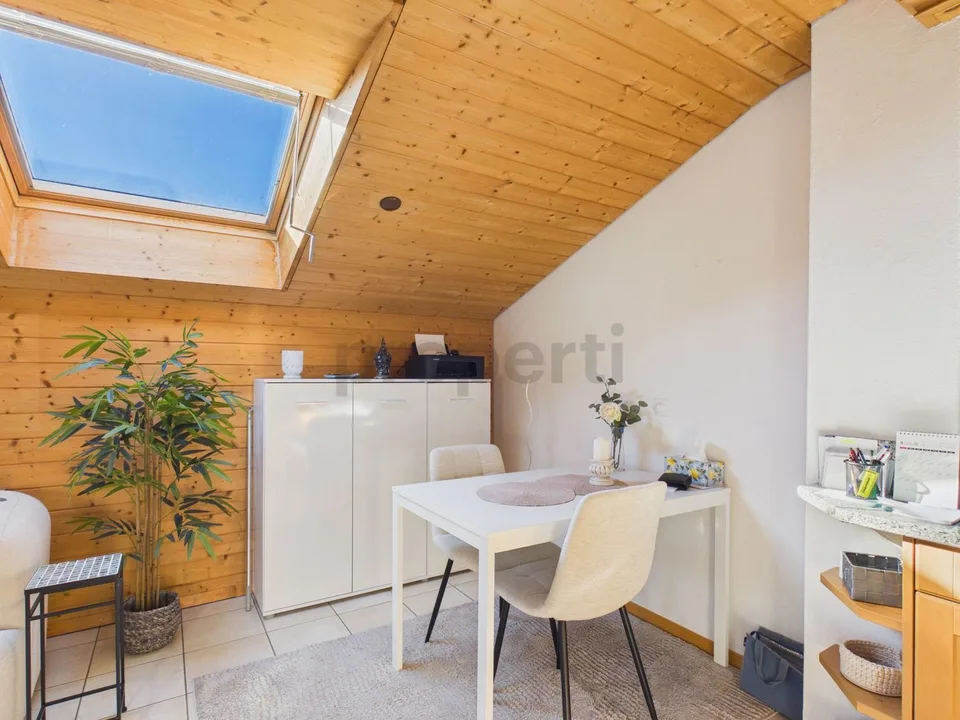 Süd-Balkon mit herrlicher Bergsicht: Gemütliches Dachgeschoss, Parkplatz inklusive, nah am Crestasee. Zweitwohnsitz möglich – Foto 2 von 27