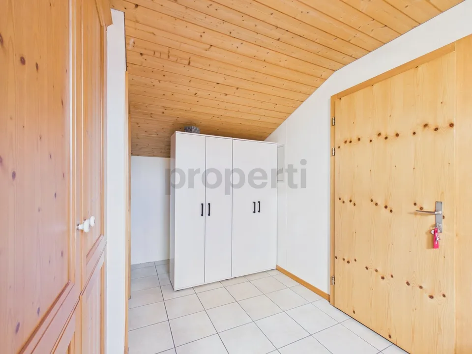 Süd-Balkon mit herrlicher Bergsicht: Gemütliches Dachgeschoss, Parkplatz inklusive, nah am Crestasee. Zweitwohnsitz möglich – Foto 5 von 27