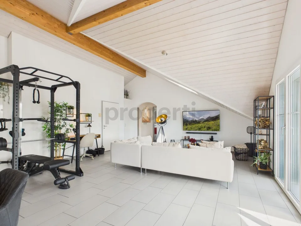 Bright 4.5-room attic apartment with 2 bathrooms & parking spaces included