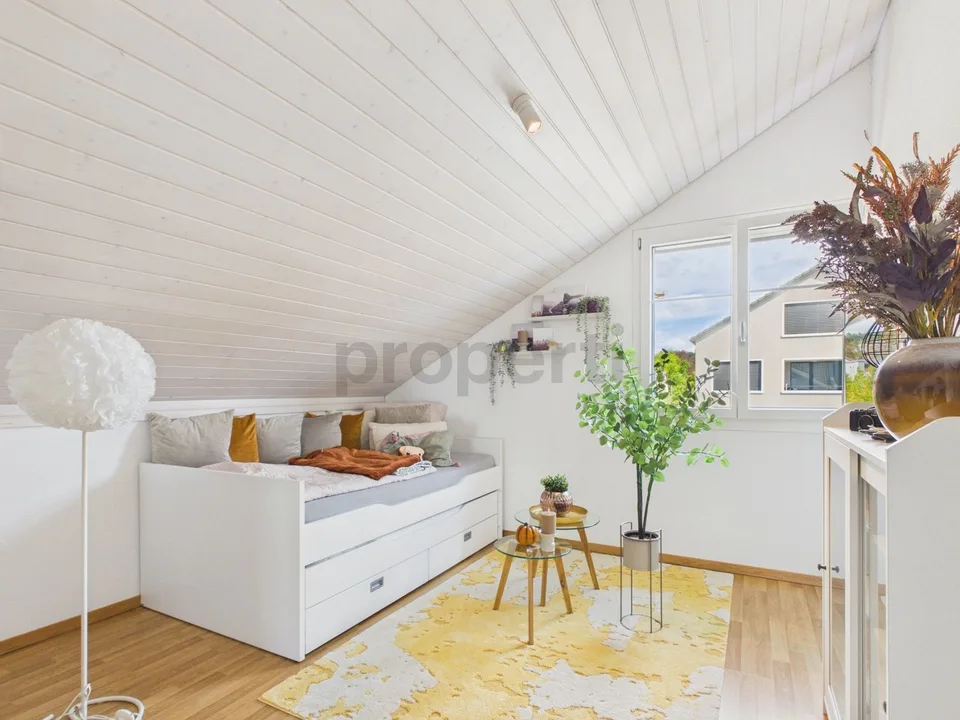 Bright 4.5-room attic apartment with 2 bathrooms & parking spaces included