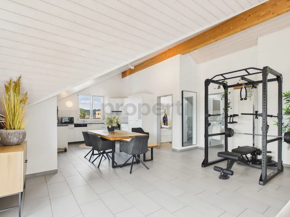 Bright 4.5-room attic apartment with 2 bathrooms & parking spaces included