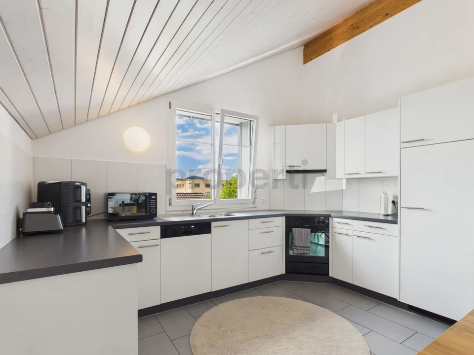 Bright 4.5-room attic apartment with 2 bathrooms & parking spaces included