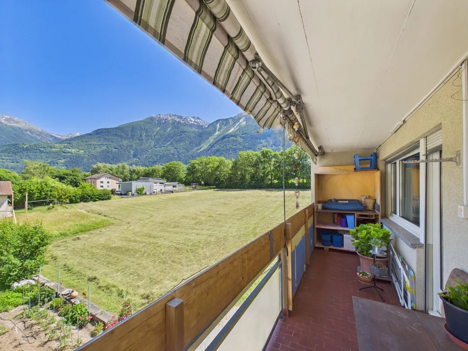 Family-friendly 4.5-room apartment with balcony and stunning views in Susten – photo 8 of 10