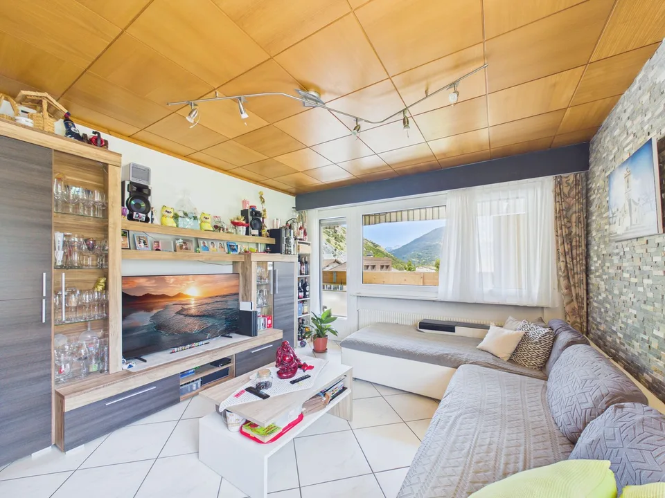 Family-friendly 4.5-room apartment with balcony and stunning views in Susten – photo 5 of 10