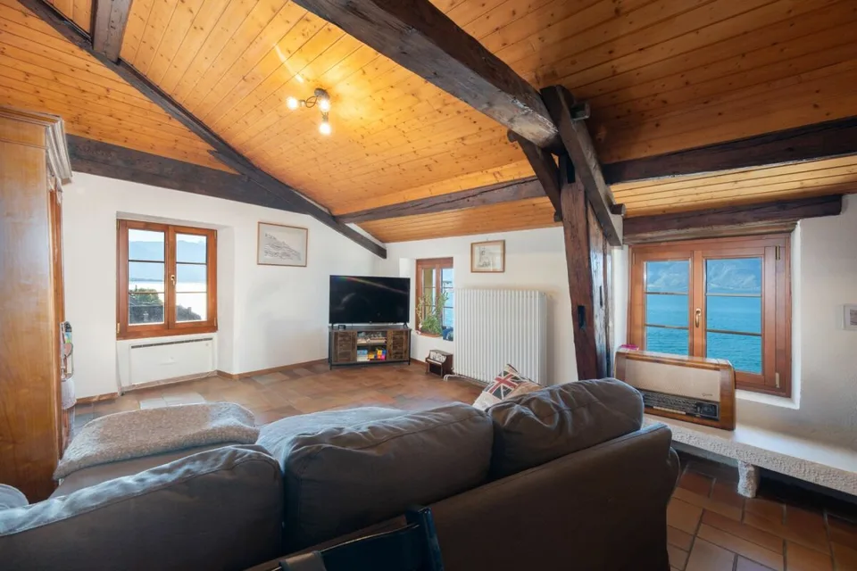 Una casa di villaggio di carattere con vista sul lago – foto 2 di 17