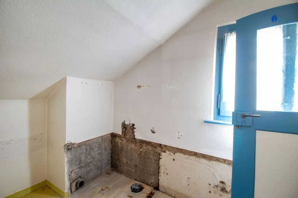 Maison individuelle dépendante avec potentiel, bâtiment d'atelier/garage séparé de grande taille – photo 19 sur 24
