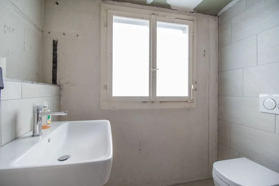 Maison individuelle dépendante avec potentiel, bâtiment d'atelier/garage séparé de grande taille – photo 17 sur 24
