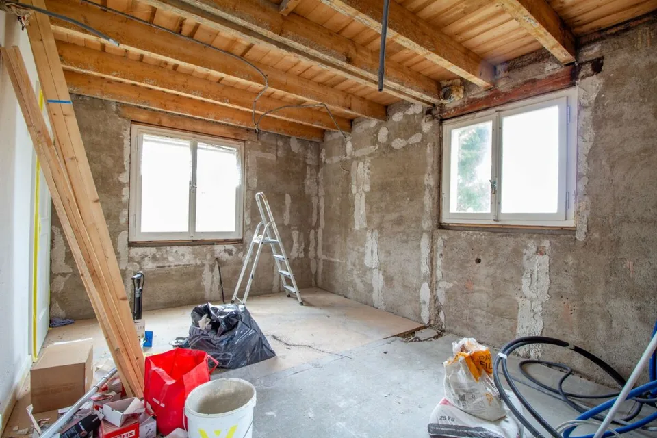 Maison individuelle dépendante avec potentiel, bâtiment d'atelier/garage séparé de grande taille – photo 20 sur 24