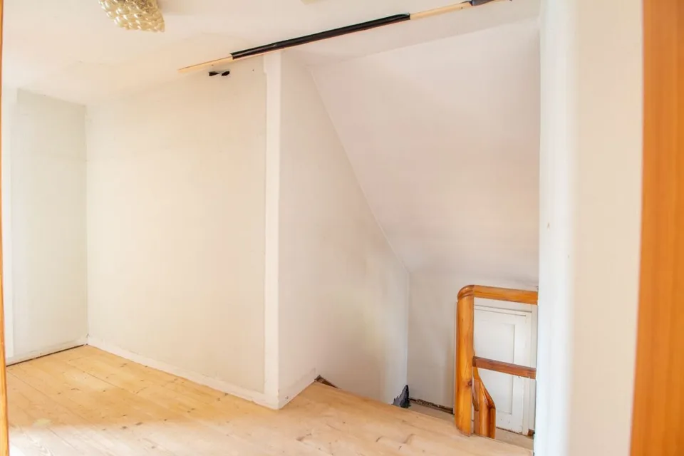 Maison individuelle dépendante avec potentiel, bâtiment d'atelier/garage séparé de grande taille – photo 16 sur 24