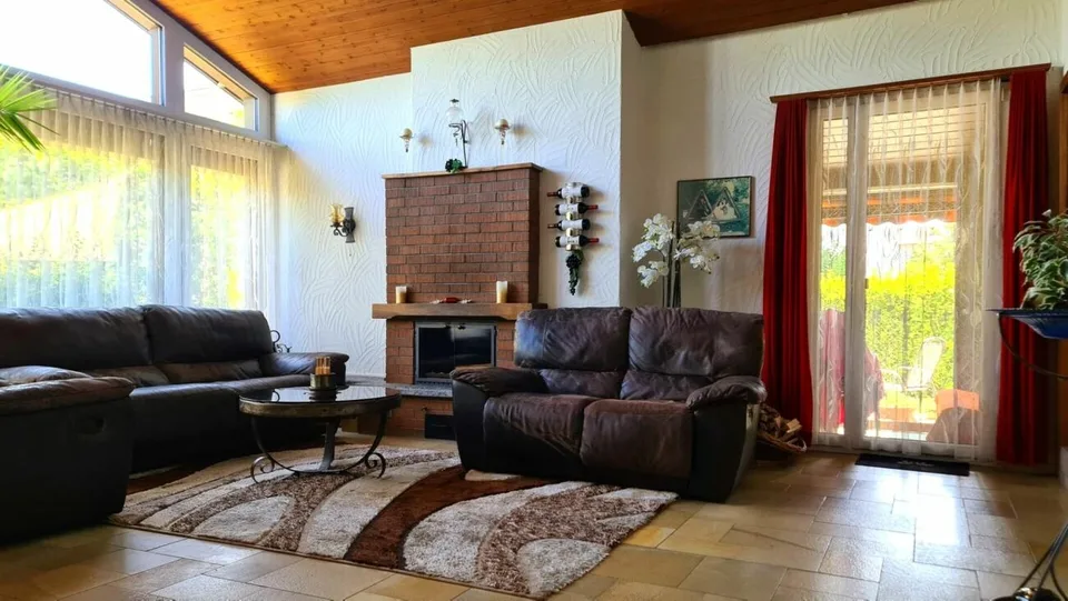Charming 6-room single-family home with a beautiful winter garden and an additional 2-room apartment – photo 5 of 15