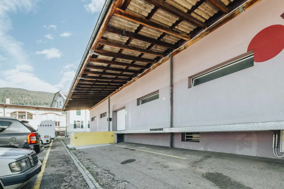 Proprietà commerciale polivalente con tre appartamenti e buona accessibilità – foto 8 di 30