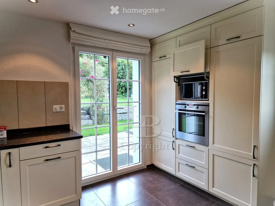 7.5 Zimmer Einfamilienhaus mit Garten, Doppelgarage und Baulandreserven – Foto 3 von 9