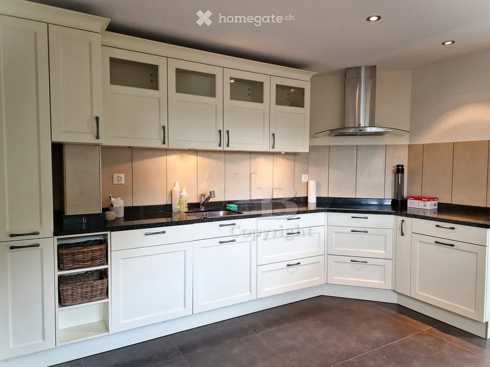 7.5 Zimmer Einfamilienhaus mit Garten, Doppelgarage und Baulandreserven – Foto 2 von 9