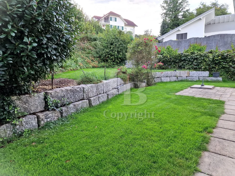 7.5 Zimmer Einfamilienhaus mit Garten, Doppelgarage und Baulandreserven – Foto 9 von 9