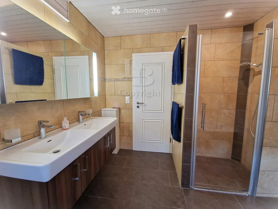7.5 Zimmer Einfamilienhaus mit Garten, Doppelgarage und Baulandreserven – Foto 7 von 9