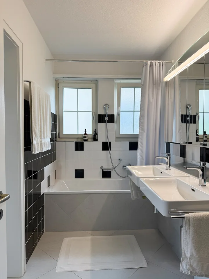 6.5-Zimmer-Doppeleinfamilienhaus mit grossem Garten, Pool und Weitsicht – Foto 18 von 27