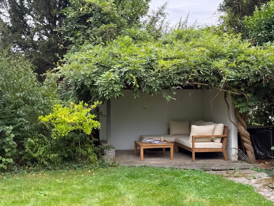 6.5-Zimmer-Doppeleinfamilienhaus mit grossem Garten, Pool und Weitsicht – Foto 26 von 27