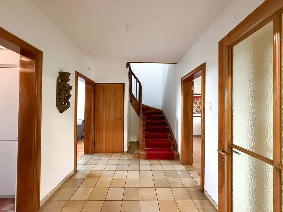 6.5-Zimmer-Doppeleinfamilienhaus mit grossem Garten, Pool und Weitsicht – Foto 10 von 27