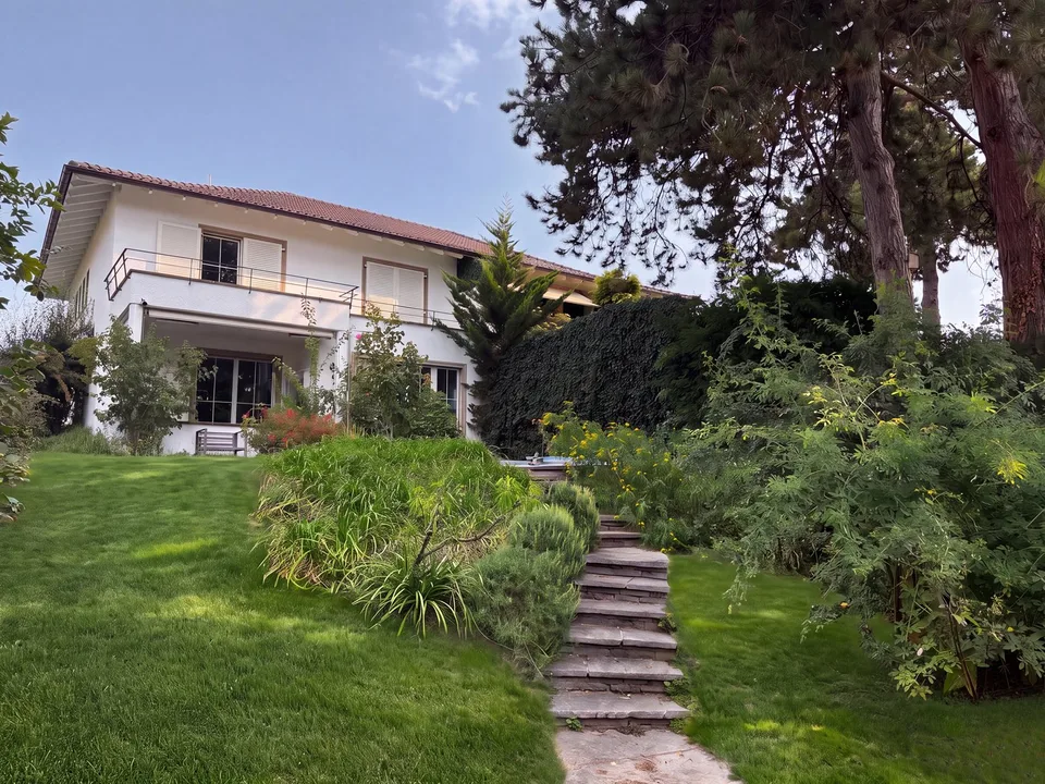 6.5-Zimmer-Doppeleinfamilienhaus mit grossem Garten, Pool und Weitsicht – Foto 27 von 27
